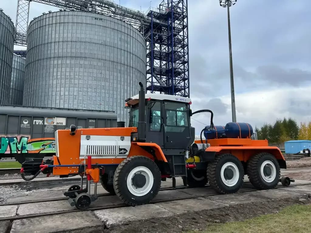 Тягач КРТ-2 на рельсах у силосов зернового элеватора, вид с левого бока